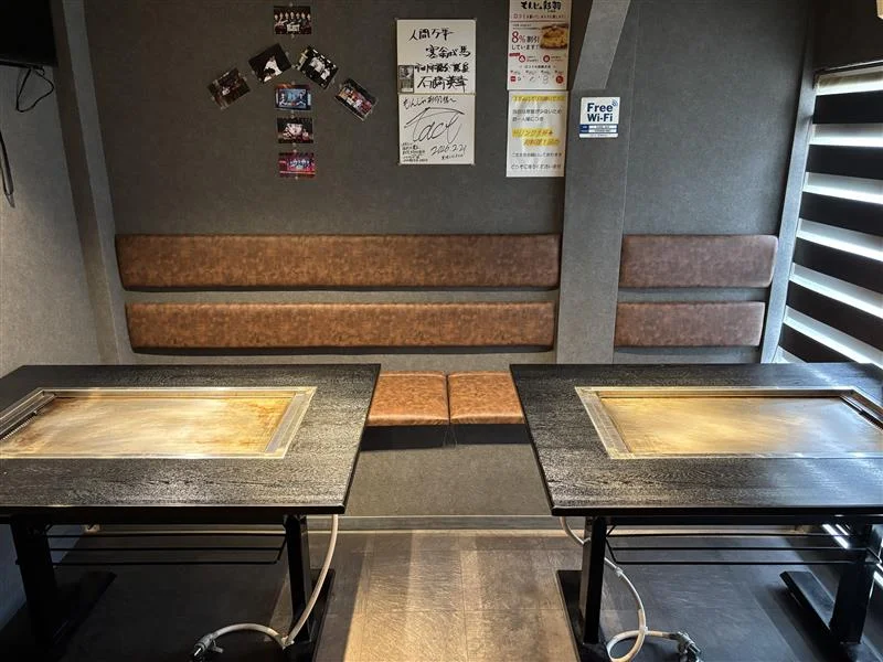 焼き上がったもんじゃとお好み焼きが並ぶ鉄板テーブルを斜め上から見た食卓の全景